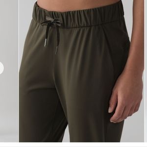 Lululemon 7/8 On the Fly Pant size 12 Dark Olive
